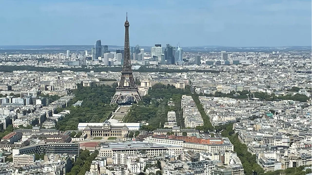 Paris : cinq cercueils déposés devant la tour Eiffel, trois personnes en garde à vue