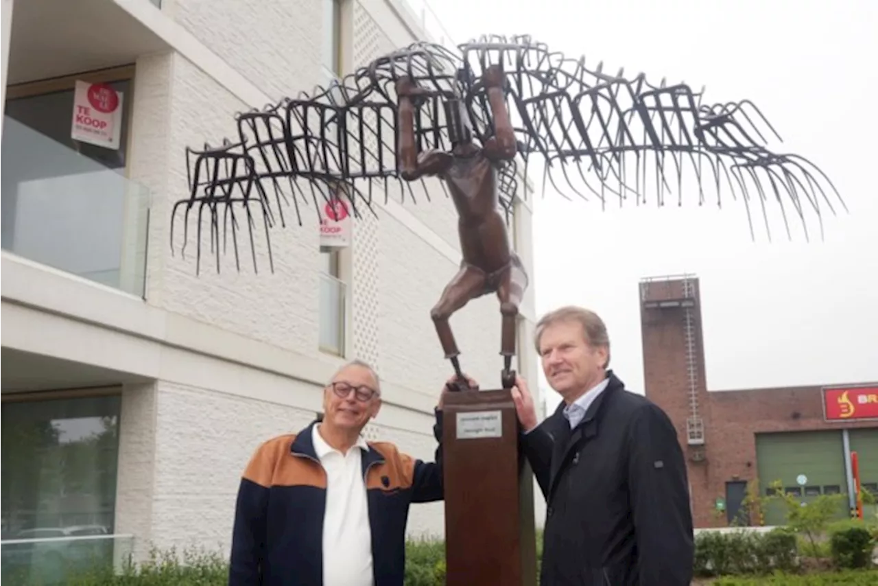 Metaalsculptuur met bijl als hoofd en klauwhamers als voeten