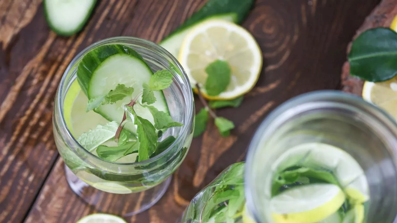 Receta saludable: agua de pepino con limón baja en calorías y fresca para el calor