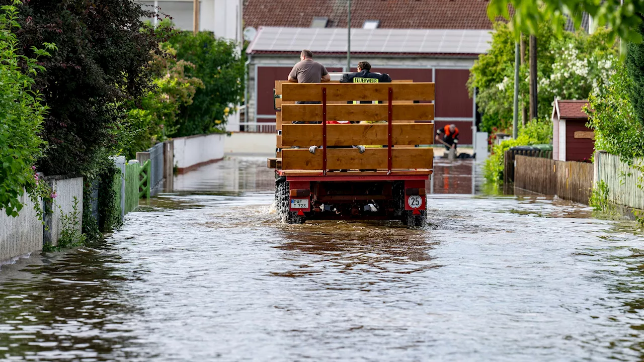 Damm durchweicht! Ganze Orte an der Donau evakuiert