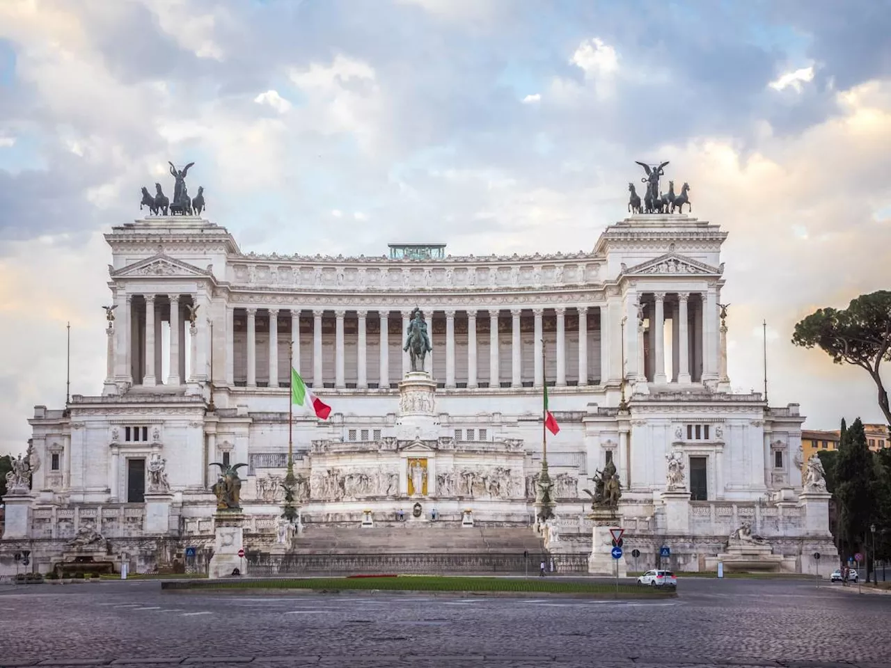 L'omaggio di Mattarella all'Altare della Patria: 'Indipendenza e libertà da difendere ogni giorno'