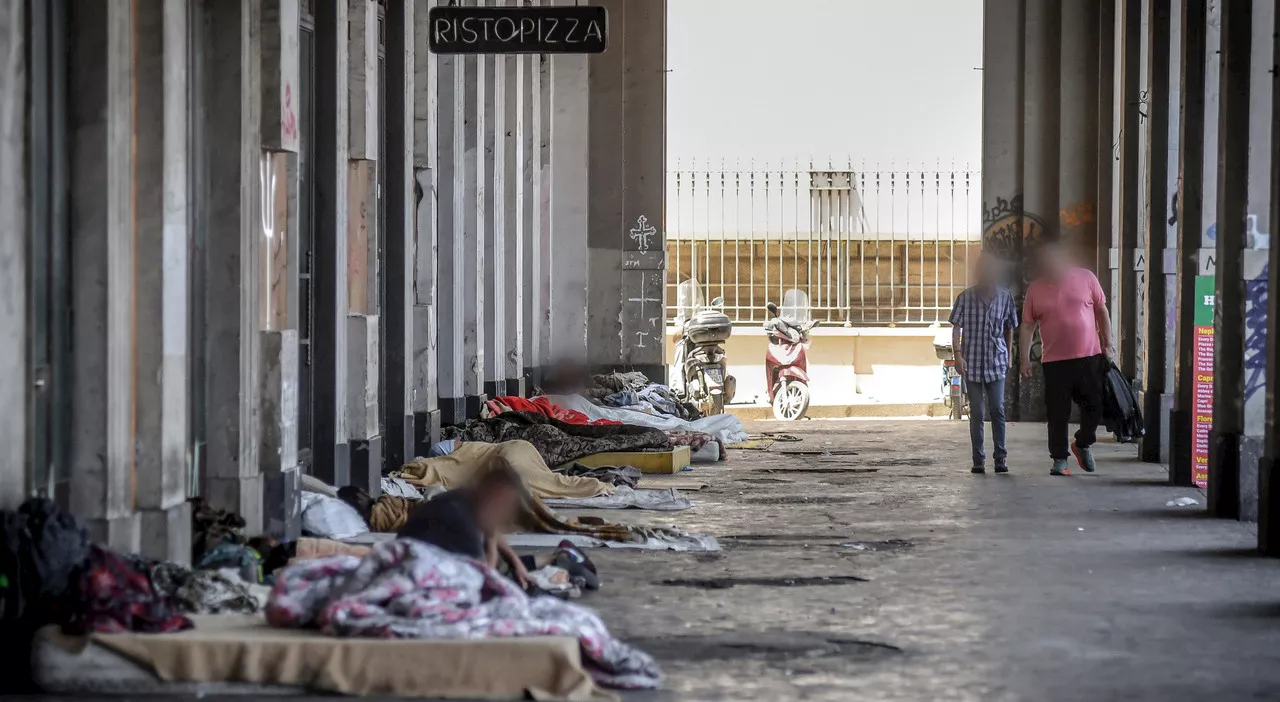 Roma, la stazione Termini si trasforma in un dormitorio: passanti in fuga per non essere rapinati