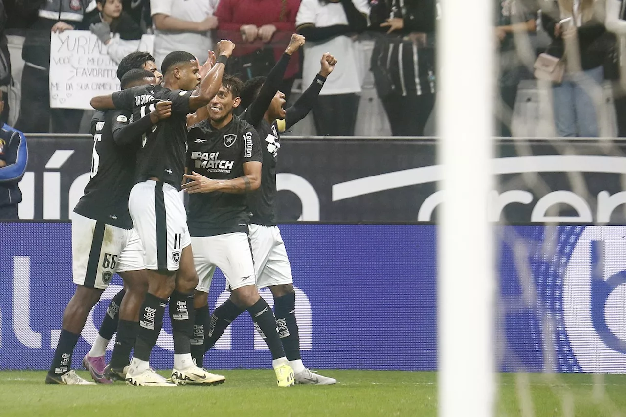 Botafogo vence o Corinthians em São Paulo e dorme na liderança