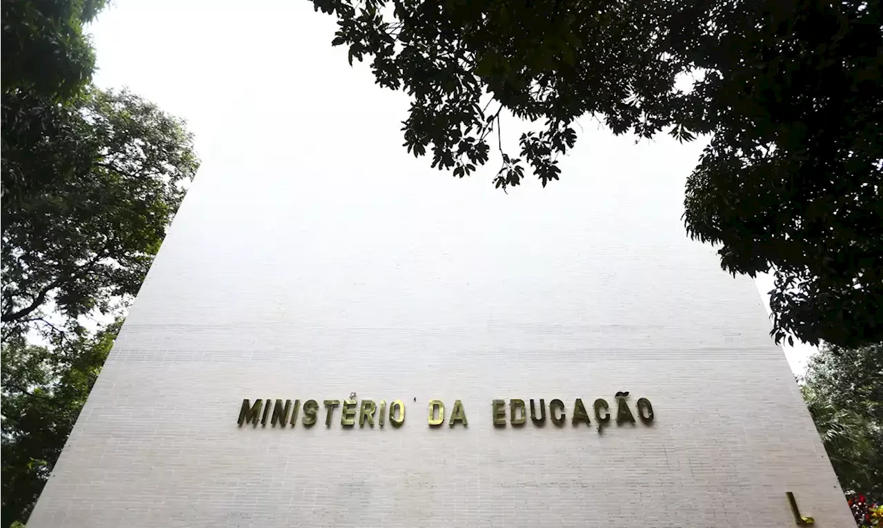 MEC dá aval a nova regra que exige curso 50% presencial para professor