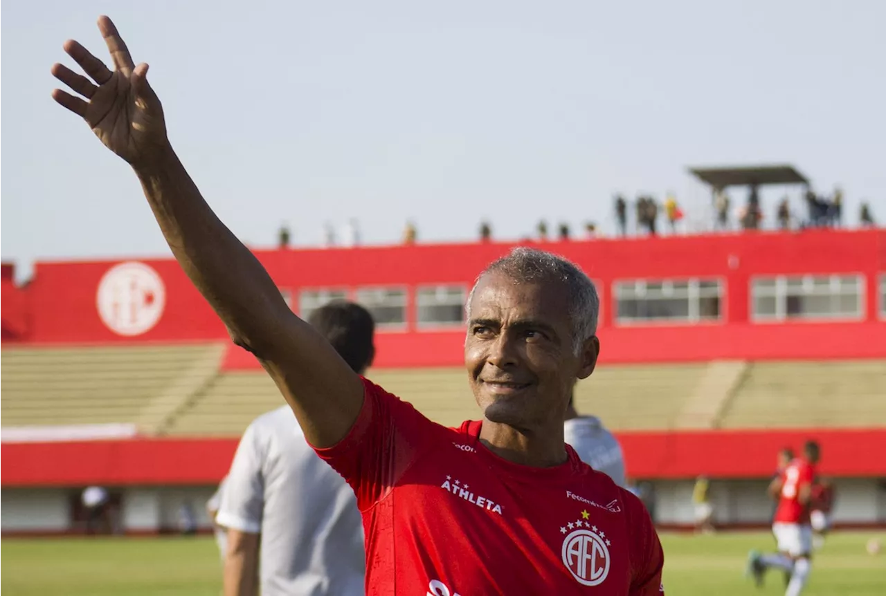 Com lesão nas costas, Romário fica fora até do banco em jogo do America-RJ neste domingo