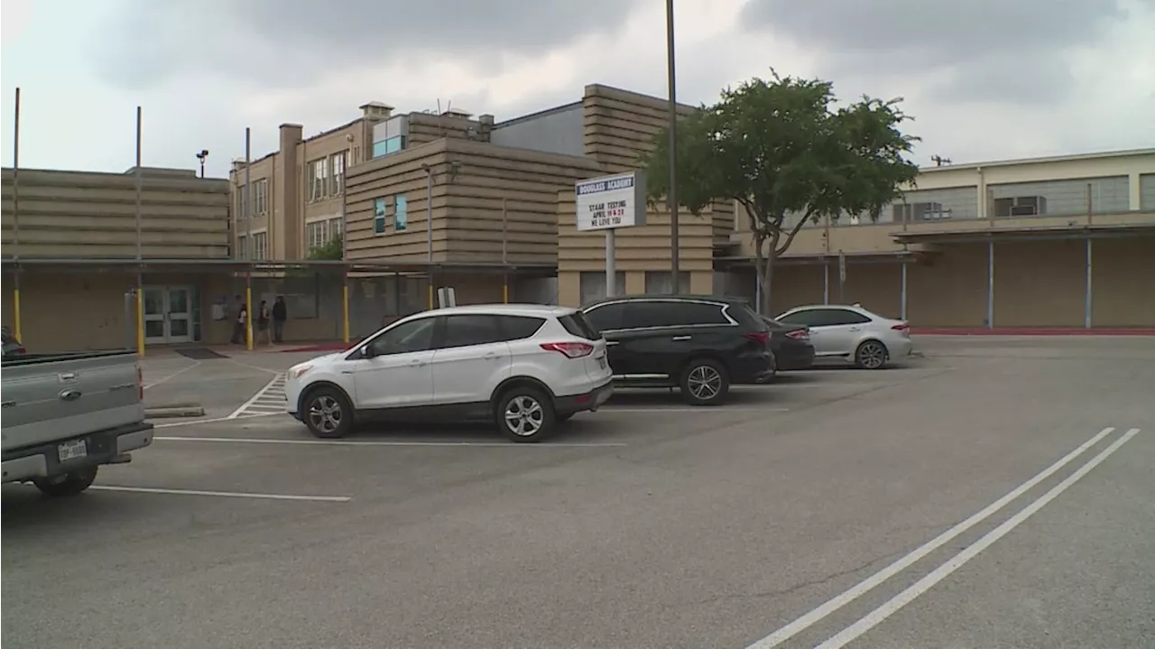 Douglass Elementary students, staff and alumni say goodbye as school closes one last time