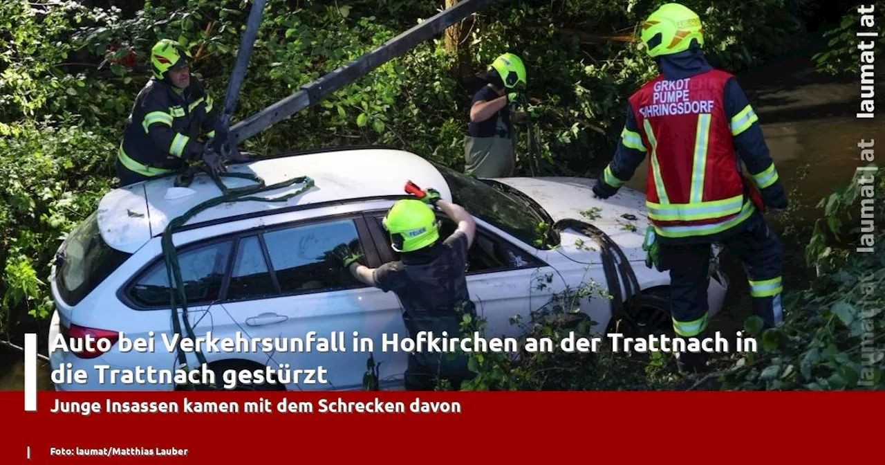 Auto bei Verkehrsunfall in Hofkirchen an der Trattnach in die Trattnach gestürzt