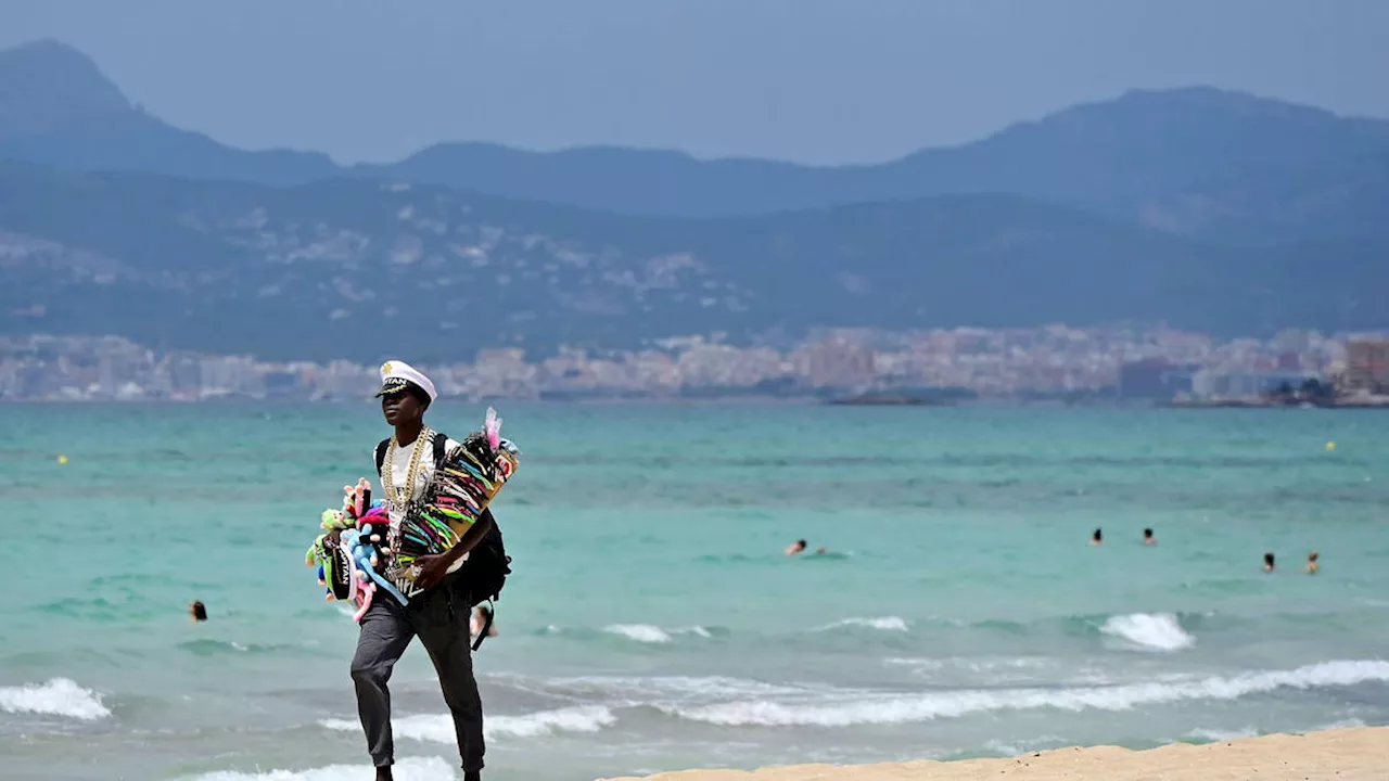 Brit tourists to be hit with £170 fine for buying from unlicensed beach seller in new crackdown