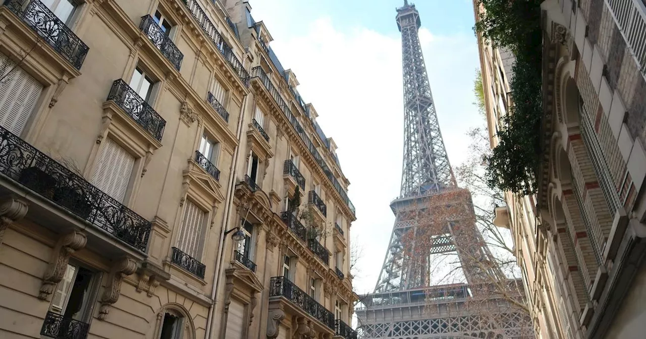 Paris : cinq cercueils recouverts du drapeau français déposés devant la Tour Eiffel