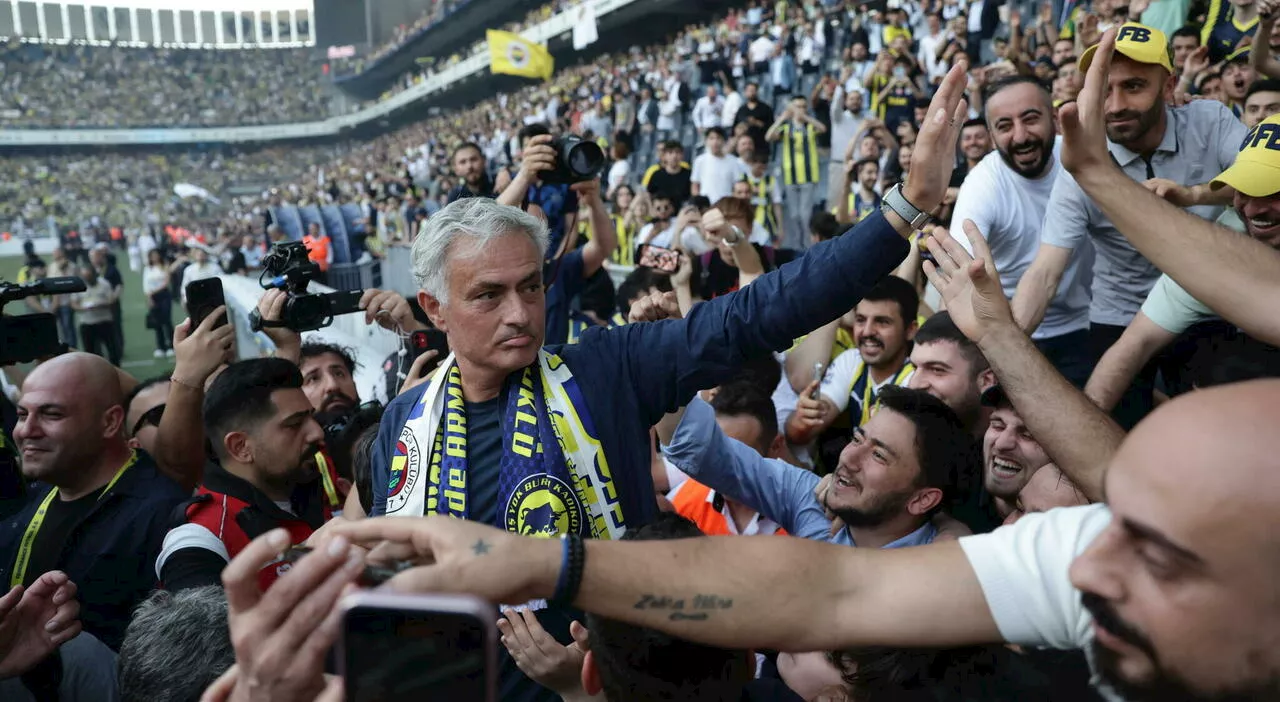 Mourinho nuovo allenatore del Fenerbahce, accoglienza trionfale allo stadio: «Questa maglia è la mia pelle»