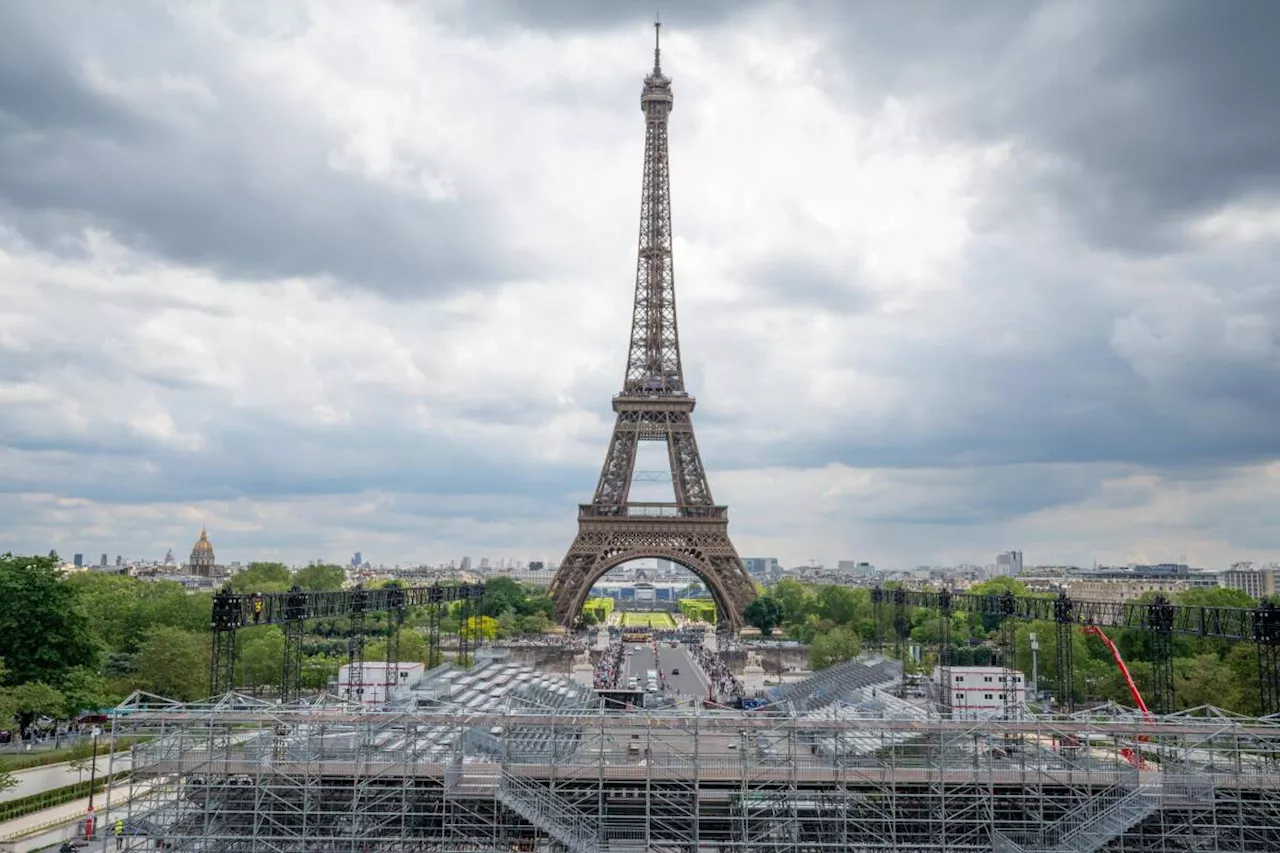 Des cercueils déposés au pied de la tour Eiffel, trois personnes en garde à vue