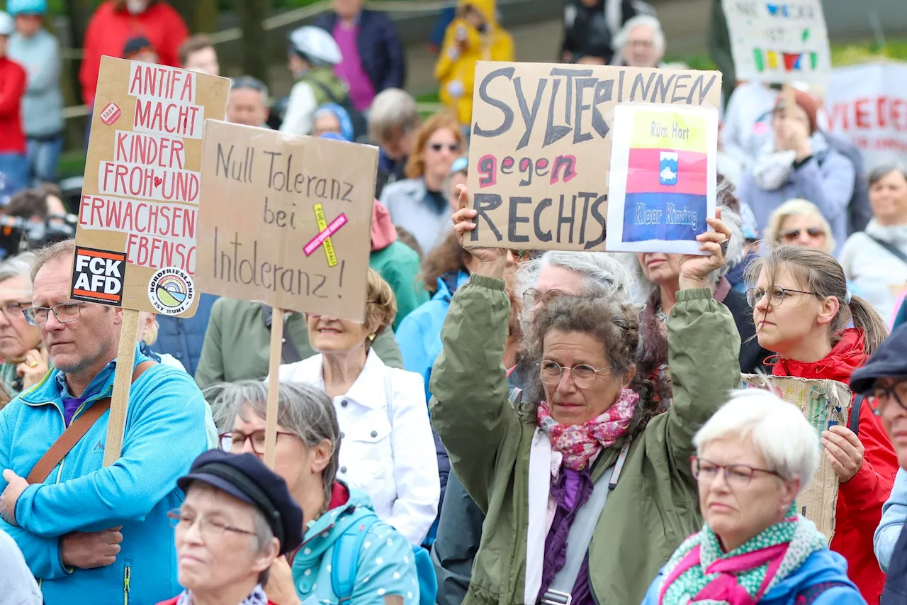 Demonstranten gehen auf Sylt gegen Rechtsextremismus auf die Straße