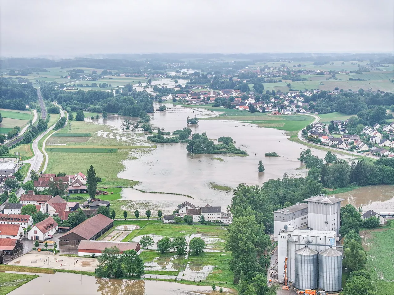 Land unter in Bayern: Feuerwehrmann stirbt in Fluten