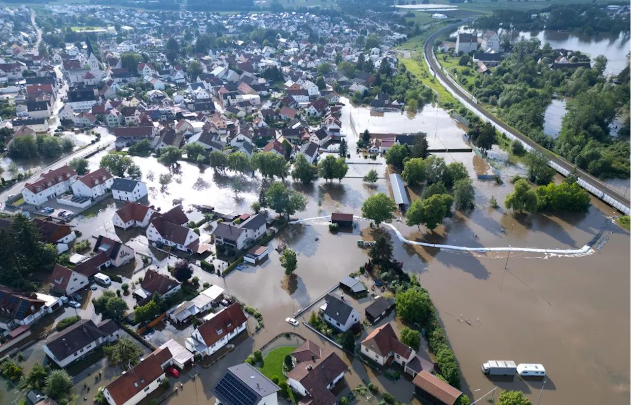 Wassermassen fluten Bayern - Tausende müssen Häuser verlassen