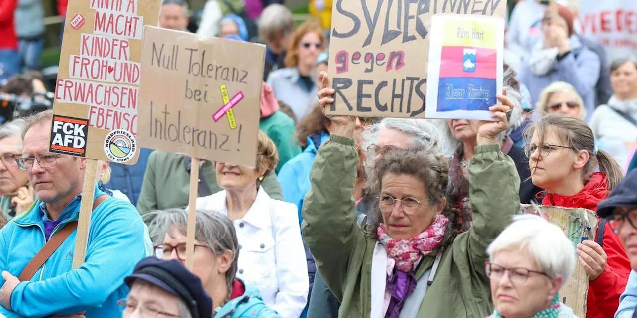 Demonstranten gehen auf Sylt gegen Rechtsextremismus auf die Stra&szlig;e