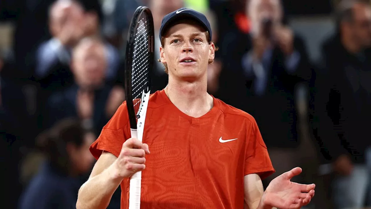 Moutet laat Sinner heel even zweten op Roland Garros, Tsitsipas treft Alcaraz in kwartfinales