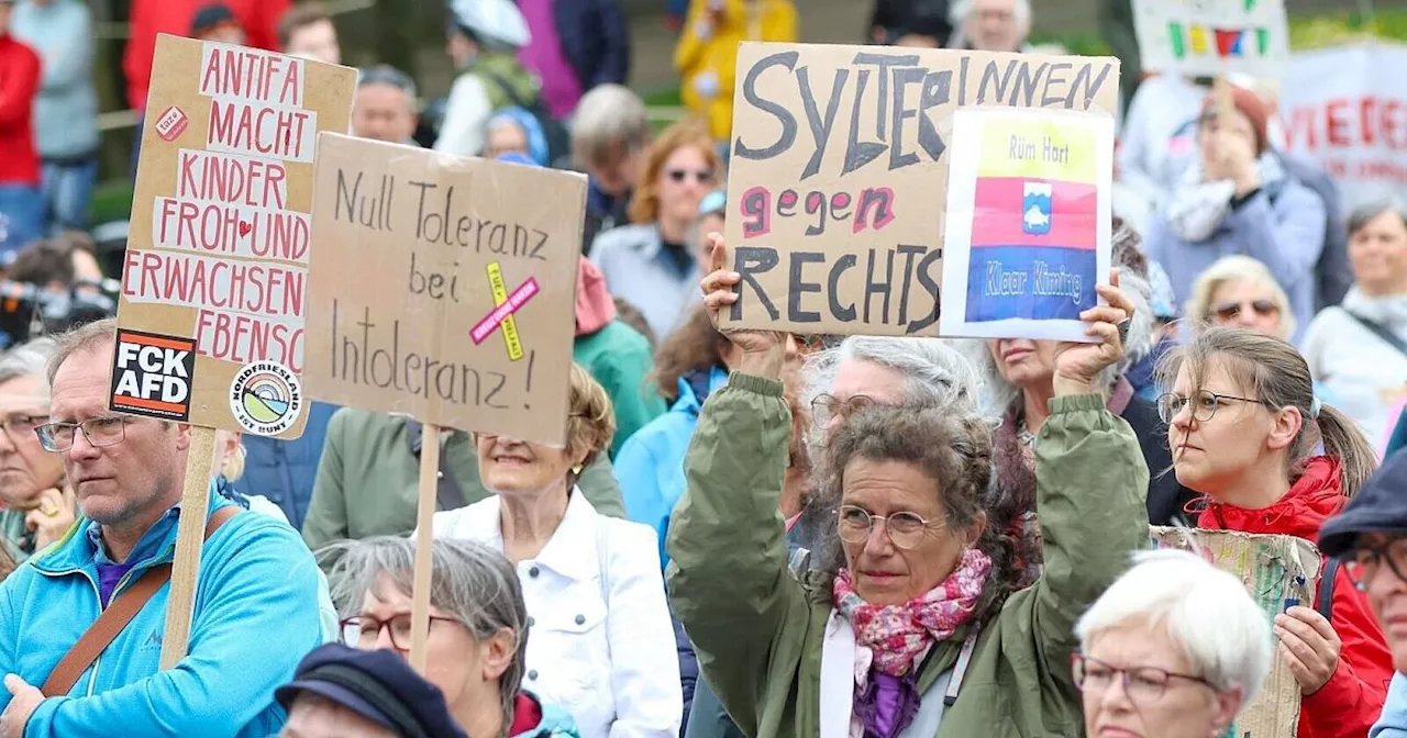 Demonstranten gehen auf Sylt gegen Rechtsextremismus auf die Straße