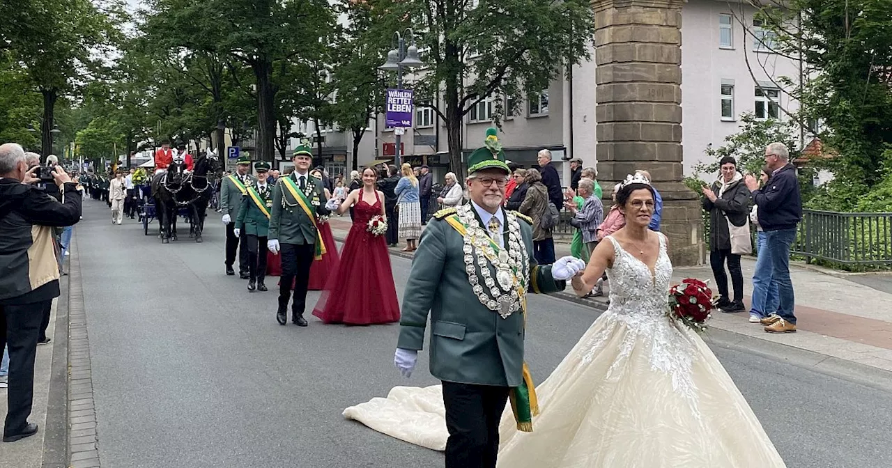 Großer Schützen-Festumzug in Schloß Neuhaus