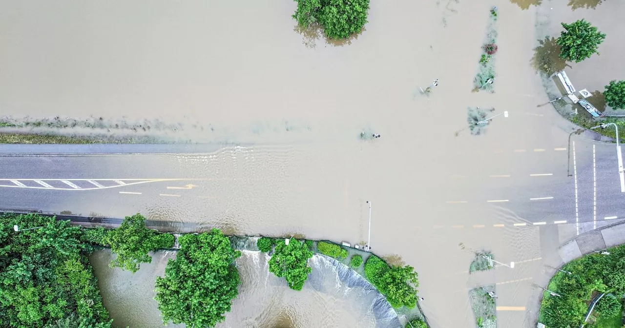 Hochwasser-Alarm: Feuerwehrmann stirbt, ICE entgleist