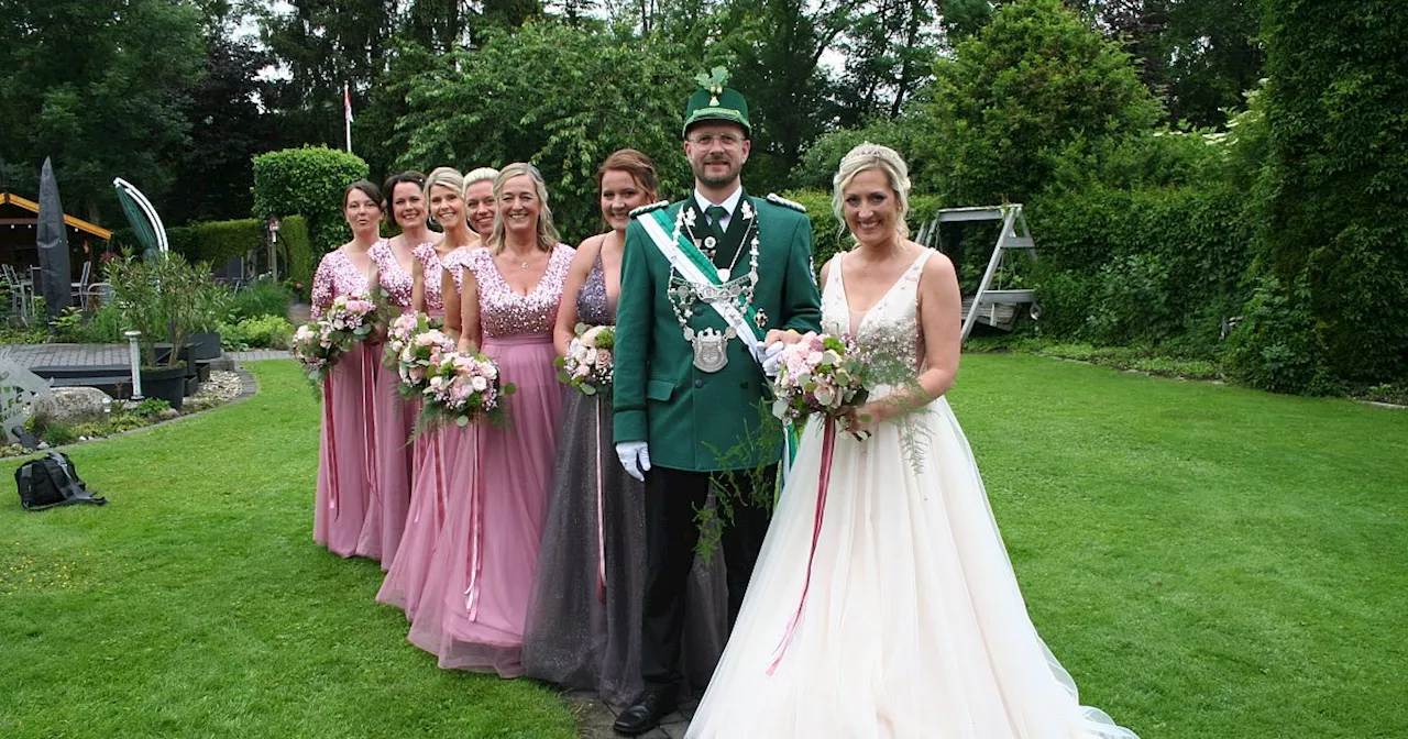 Schützenfest in Nordborchen: Königin und Hofstaat glänzen in zarten Farben