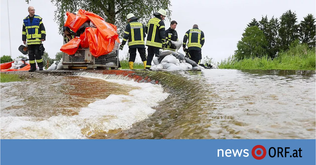 Hochwasser in Süddeutschland: ICE entgleist, Retter stirbt in Fluten