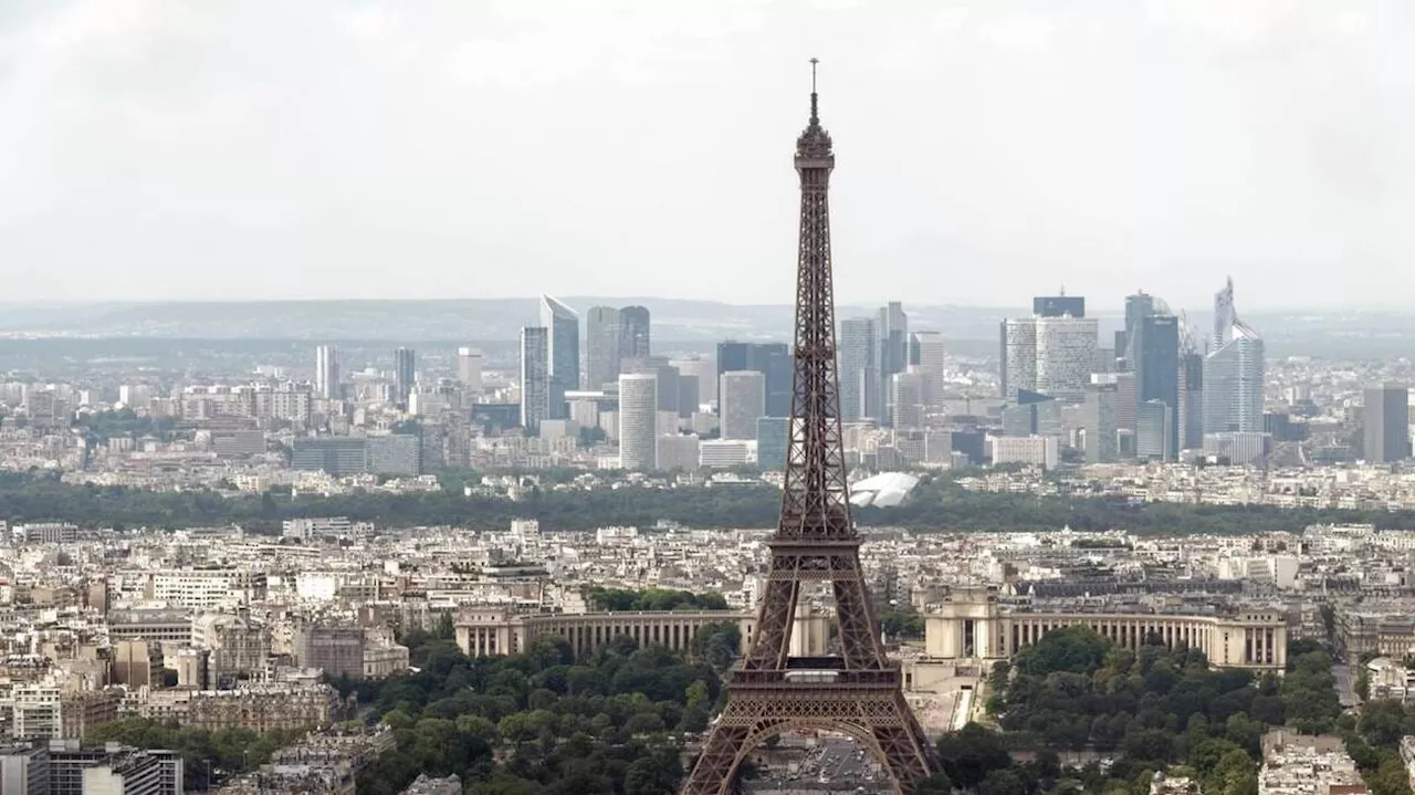 Cinq cercueils déposés devant la tour Eiffel, trois hommes placés en garde à vue