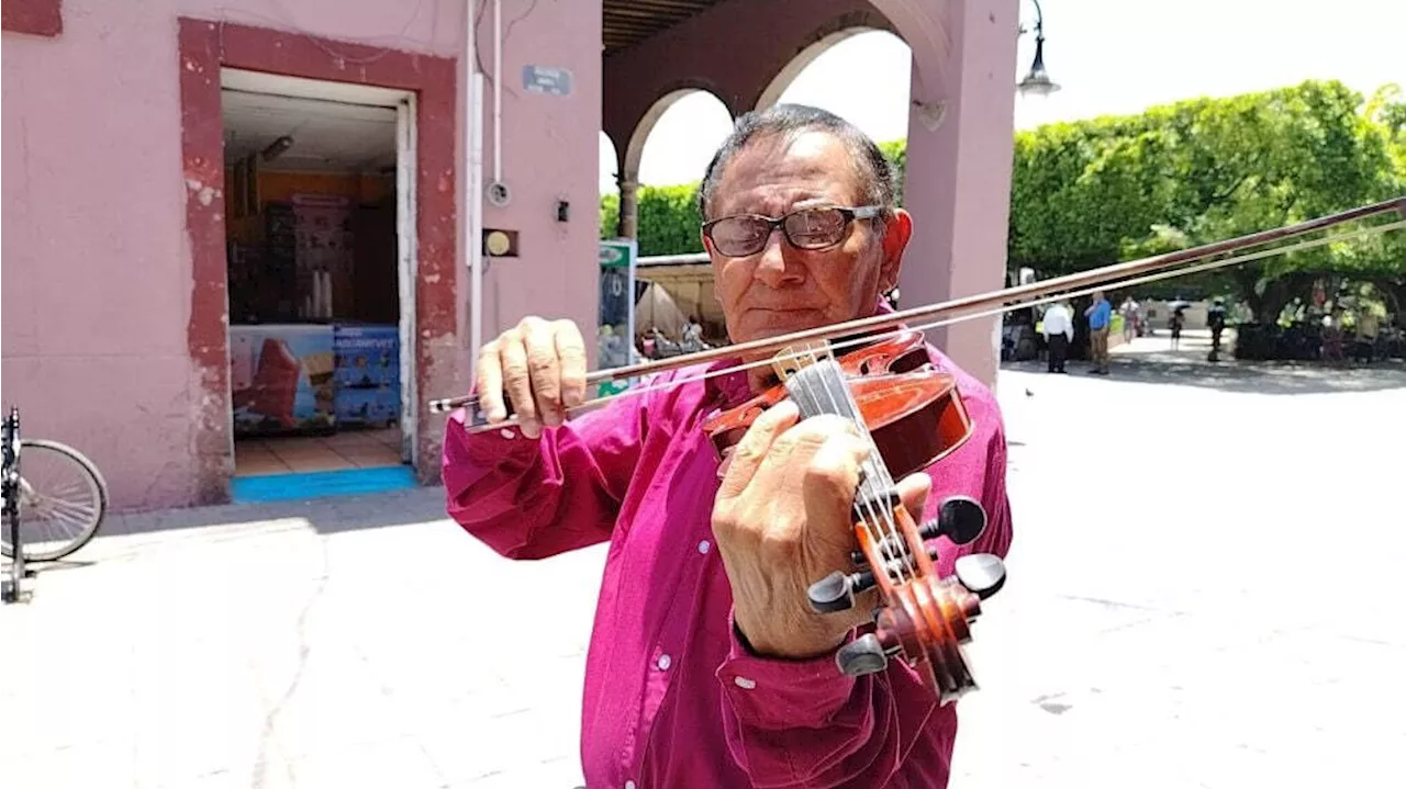 Don José, violinista exmúsico de orquesta, busca sustento tocando en el jardín de Valle de Santiago