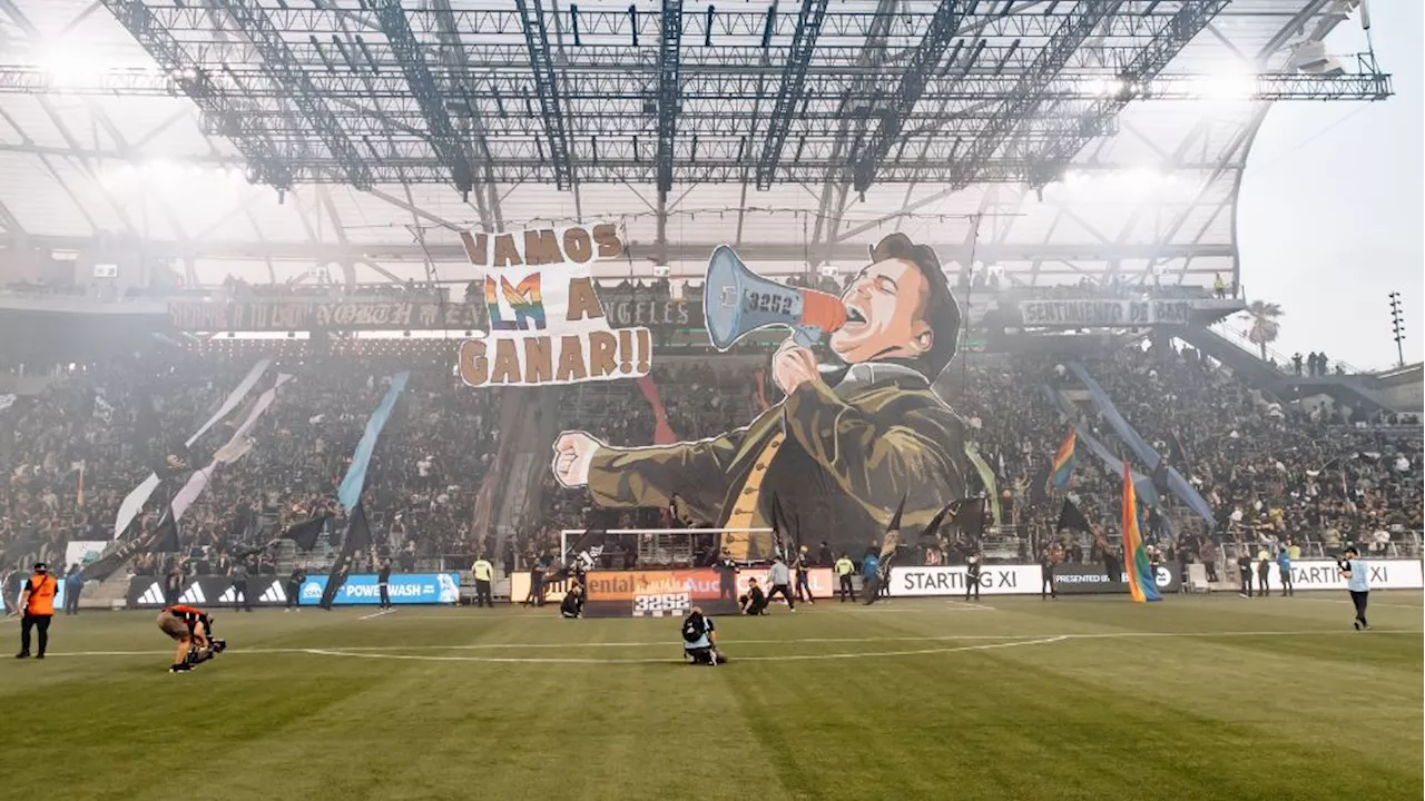 Afición de LAFC saca tifo en honor a Juan Gabriel celebrando a la Comunidad LGBTQ