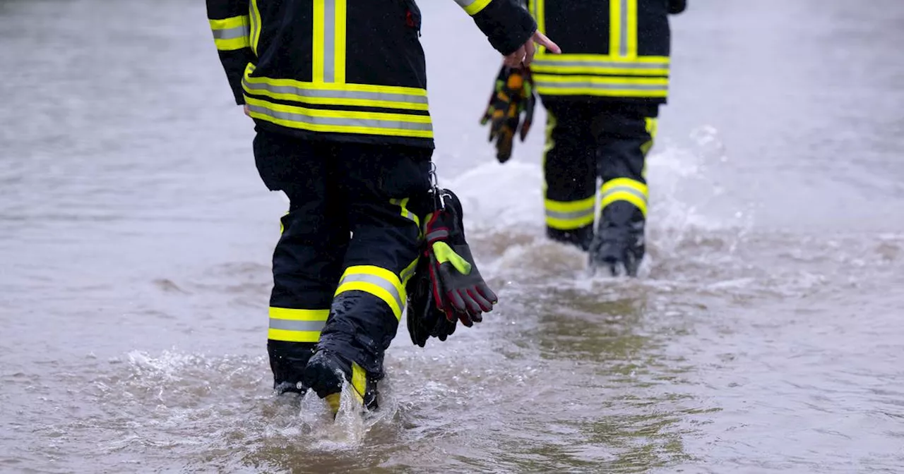 Hochwasser in Bayern und Baden-Württemberg: Feuerwehrmann stirbt