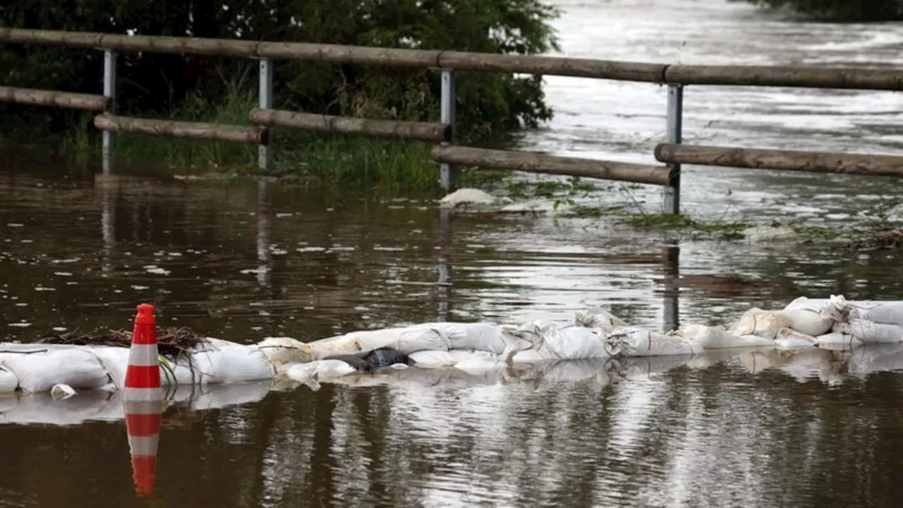 Unwetter: Boot der Wasserrettung kentert: Feuerwehrmann vermisst