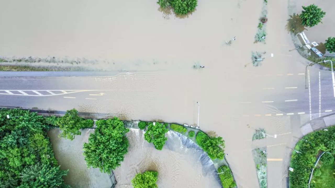 Unwetter: Hochwasser-Alarm: Feuerwehrmann stirbt, ICE entgleist