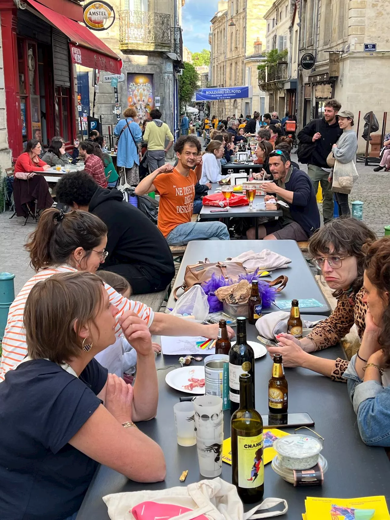 « C’est une manière de manifester notre plaisir de vivre ici » : les repas de quartier ont toujours du succès à Bordeaux