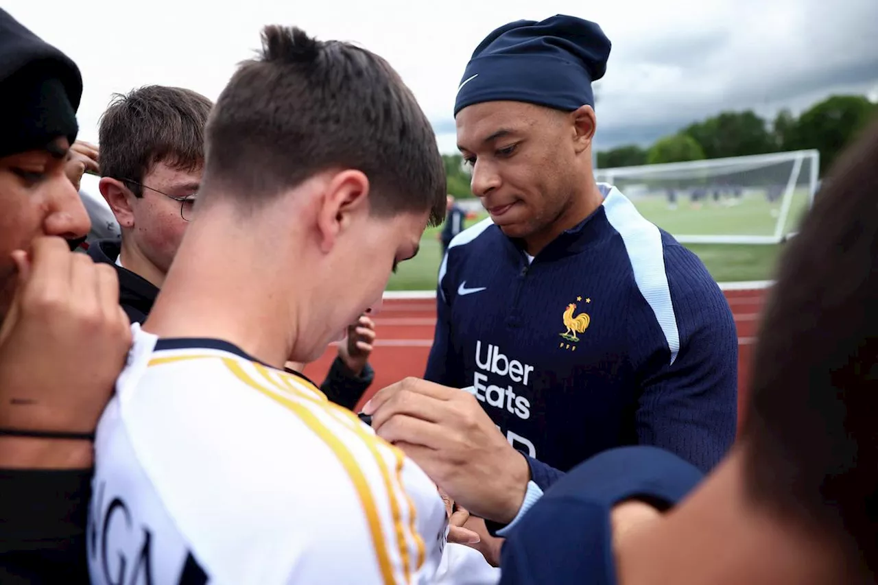 Équipe de France : des autographes et des selfies pour Mbappé et Rabiot, ménagés