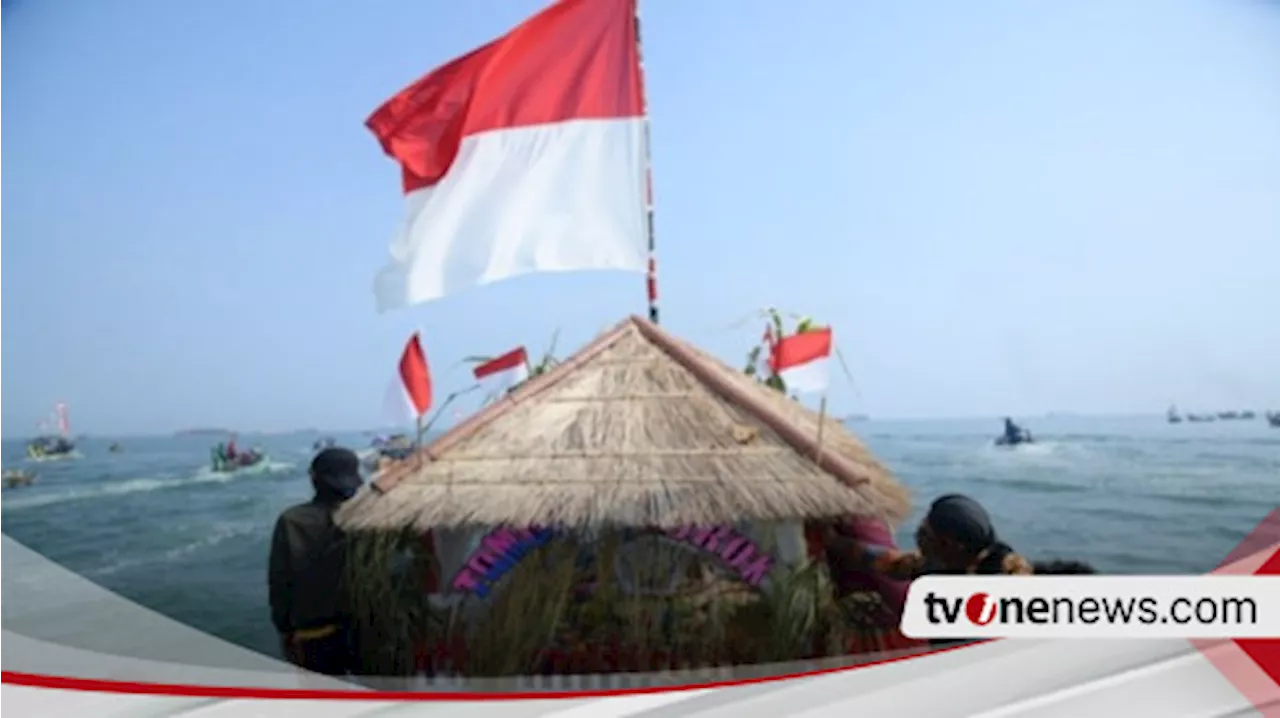 Ramai-ramai Nelayan dengan 500 Kapal Ikuti Sedekah Laut Larung Sesaji