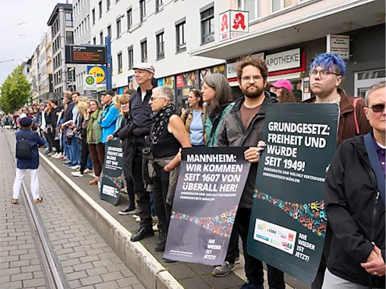 Mahnwache nach Messerangriff in Mannheim