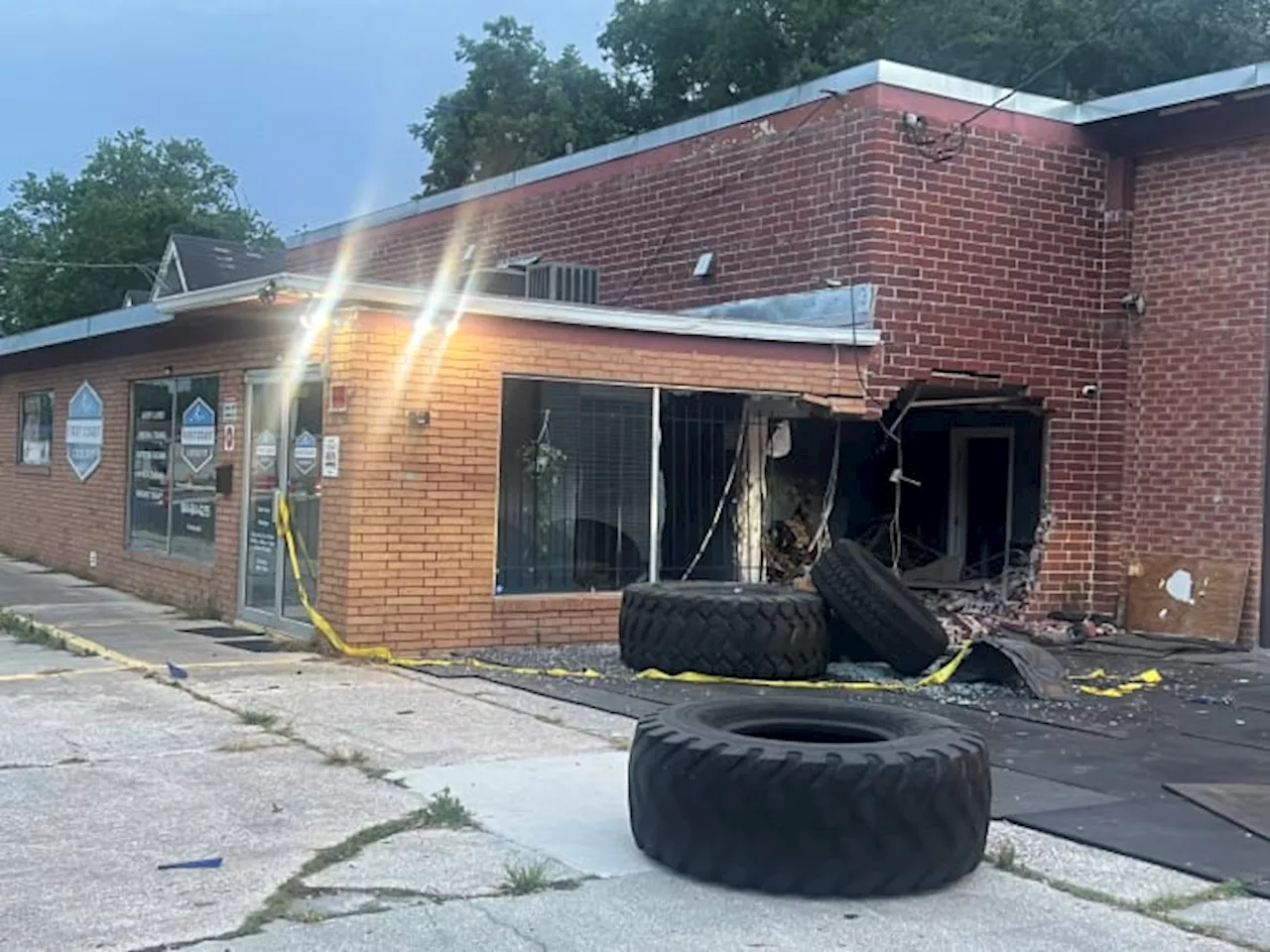 2 people injured after car crashes into business in Murray Hill