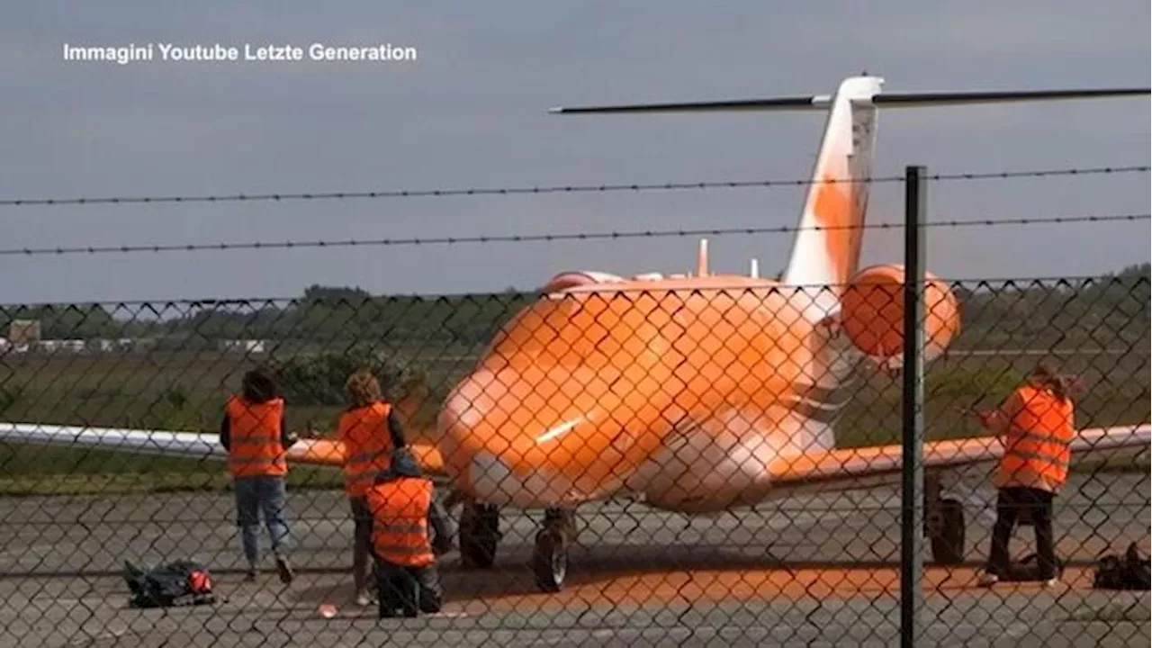 Blitz degli ecoattivisti in aeroporto, dopo l'arrivo di Taylor Swift