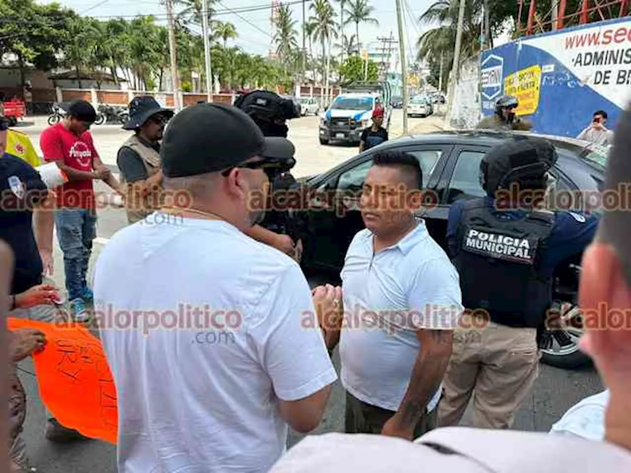 Exigen a empresa de autobuses responder por volcadura, en Veracruz Puerto