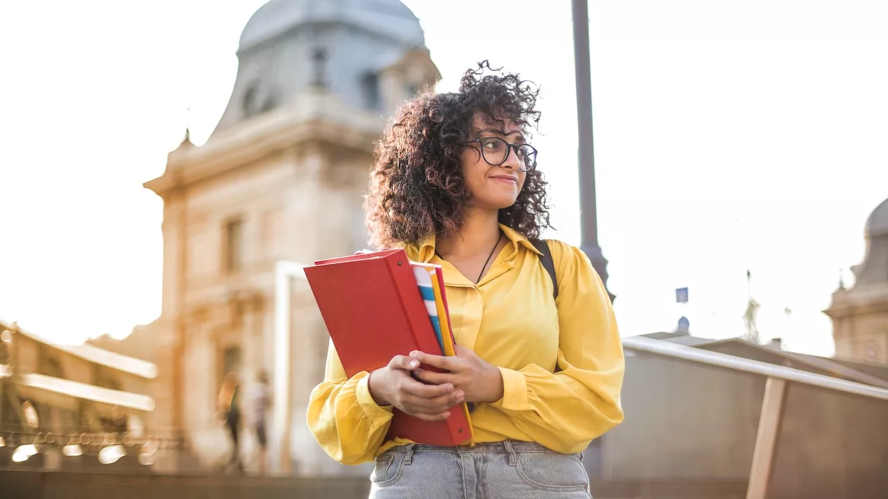 Dear Annie: My younger sister is dropping out of college