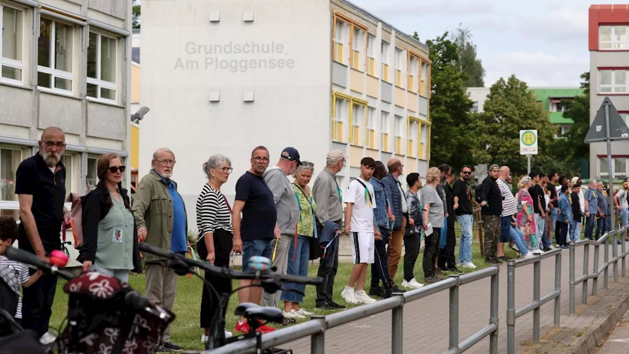 Menschenketten in Grevesmühlen und Schwerin gegen Rassismus