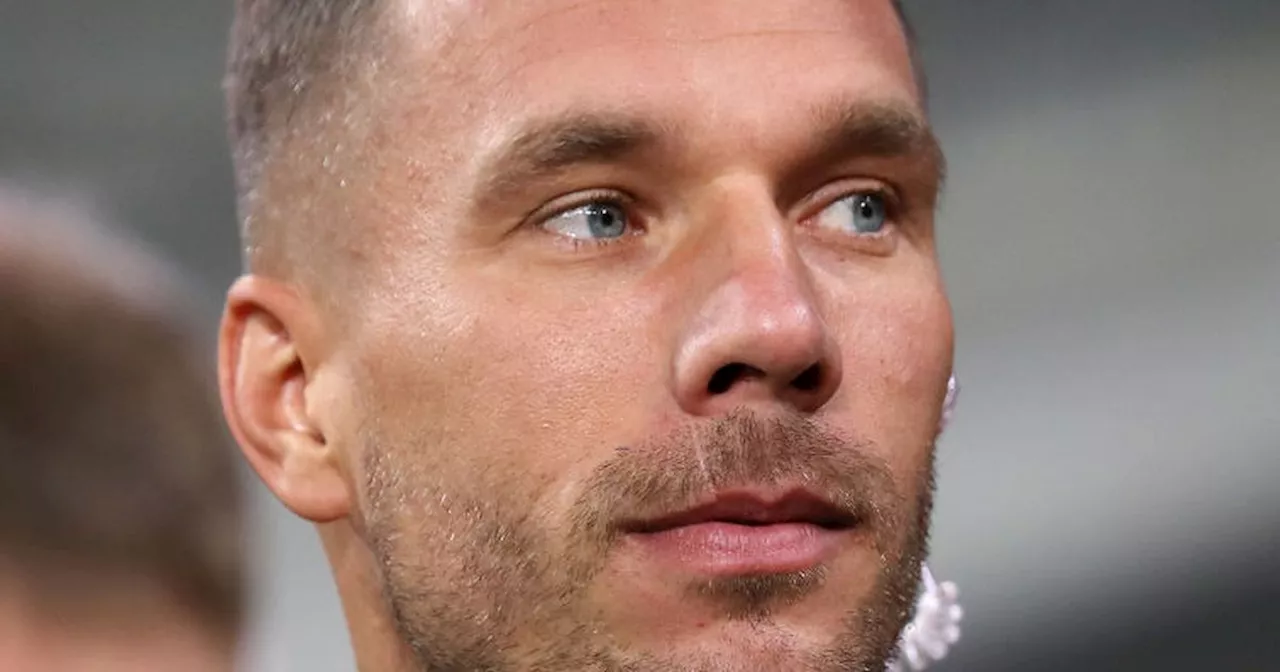 Lukas Podolski: Neue Frisur: Doch alle schauen nur auf sein Sixpack