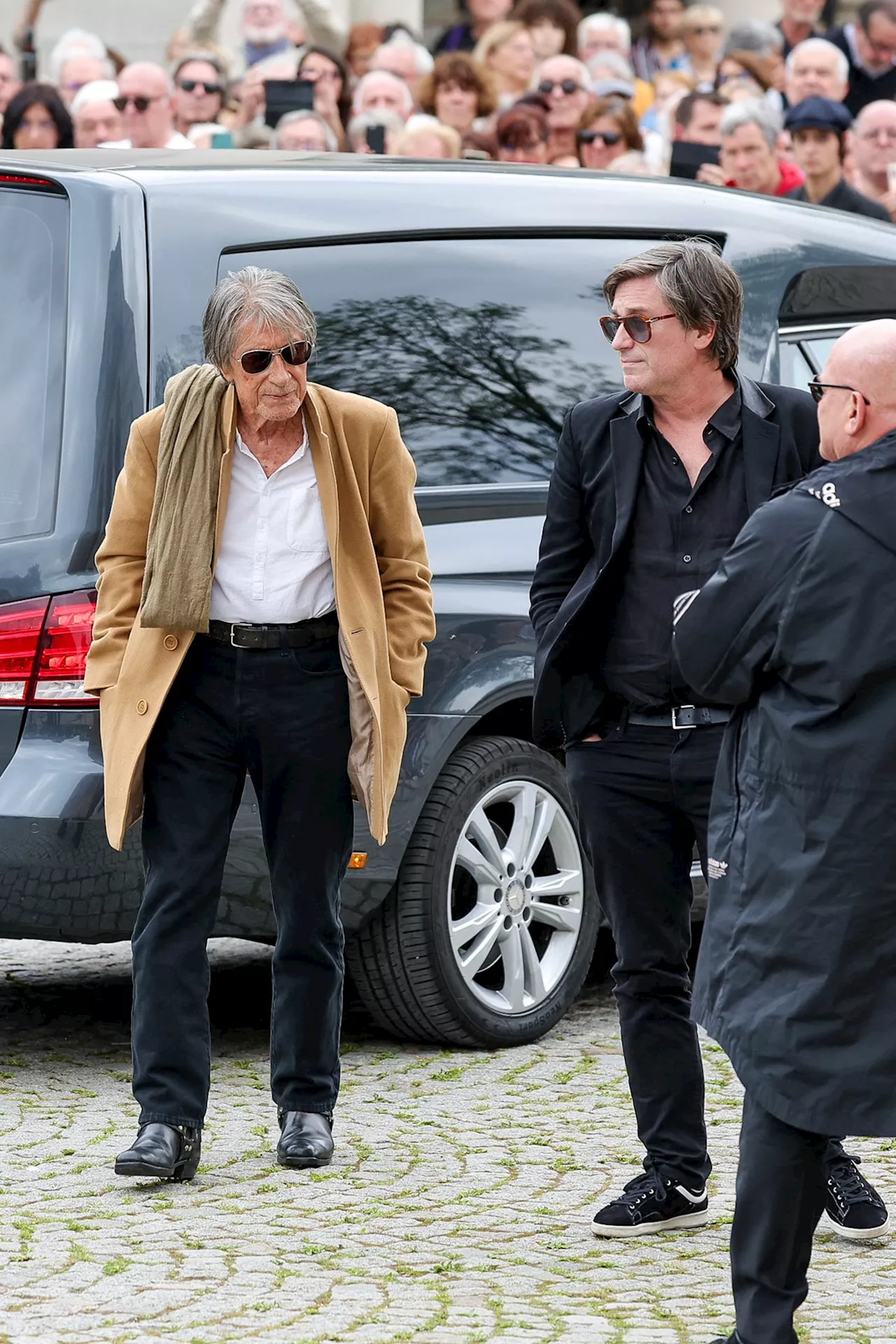 Obsèques de Françoise Hardy : Jacques et Thomas Dutronc marqués et unis pour un dernier adieu