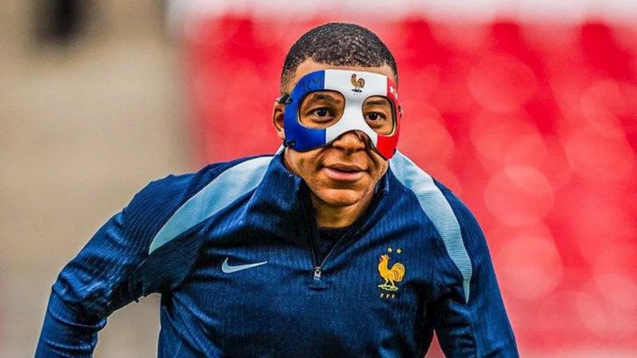 Mbappè torna con la maschera coi colori della Francia dopo la frattura al naso