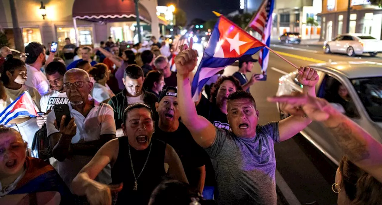 Cubanos en Miami protestan por valla que compara a Trump con Fidel Castro