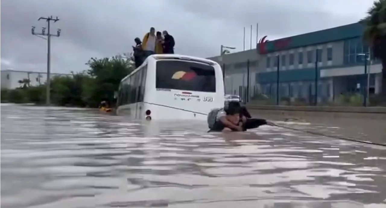 VIDEO: Rescatan a trabajadores atrapados en un autobús en Coahuila, tras inundación por 'Alberto'