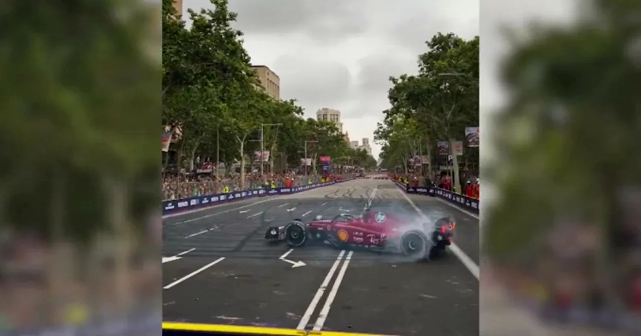 Carlos Sainz sulla Ferrari tra le strade di Barcellona: l’esibizione sulla monoposto per i fan –…