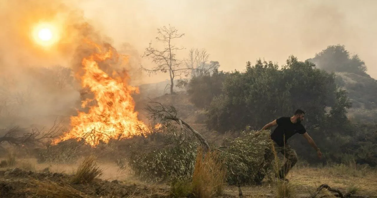 Grecia, scoppiati 62 incendi nelle ultime 24 ore: decretato lo stato di massima allerta