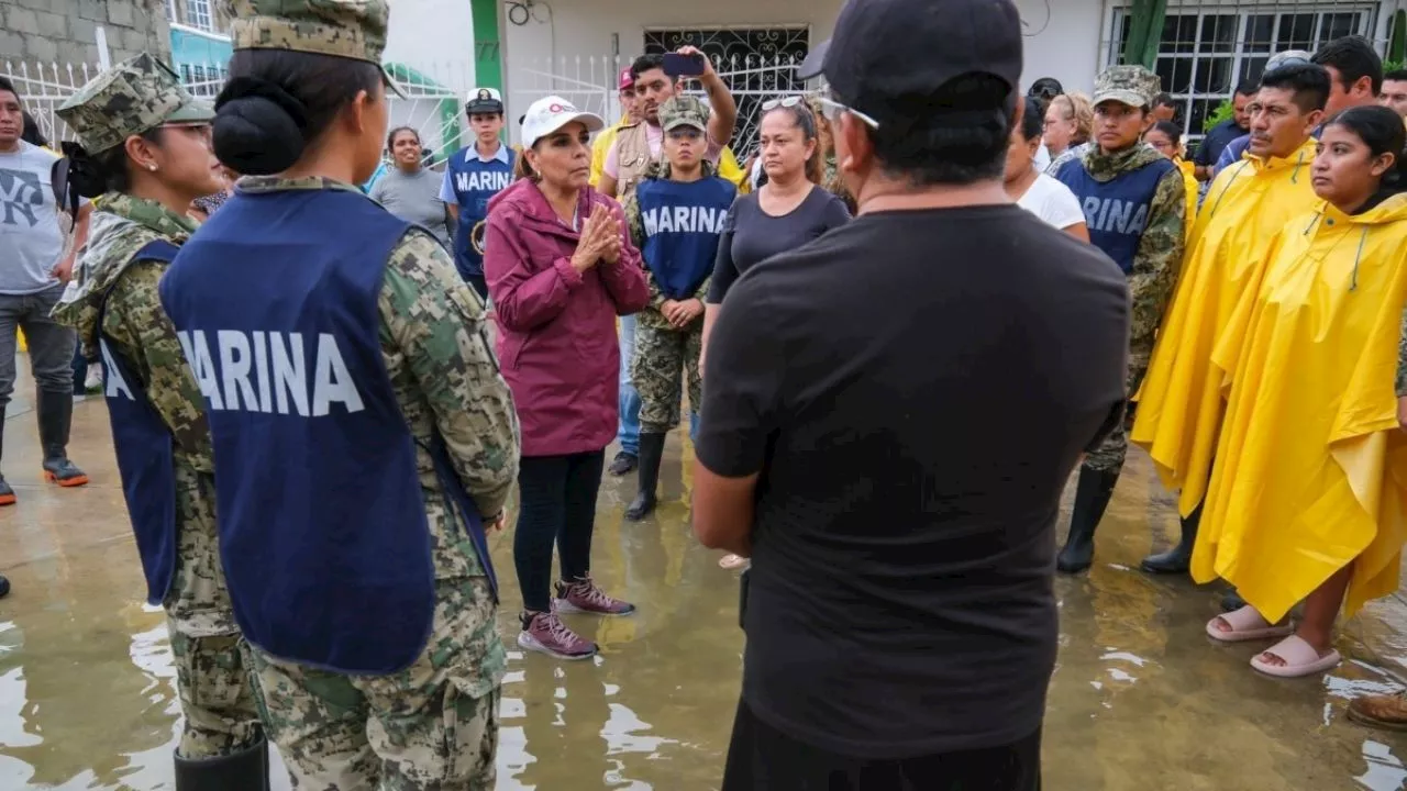 Mara Lezama recorre domicilios de la colonia Fidel Velázquez, una de las más afectadas de Chetumal