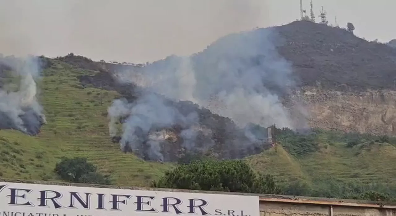 Napoli, l'incendio ai Camaldoli: fumo e fuliggine ovunque