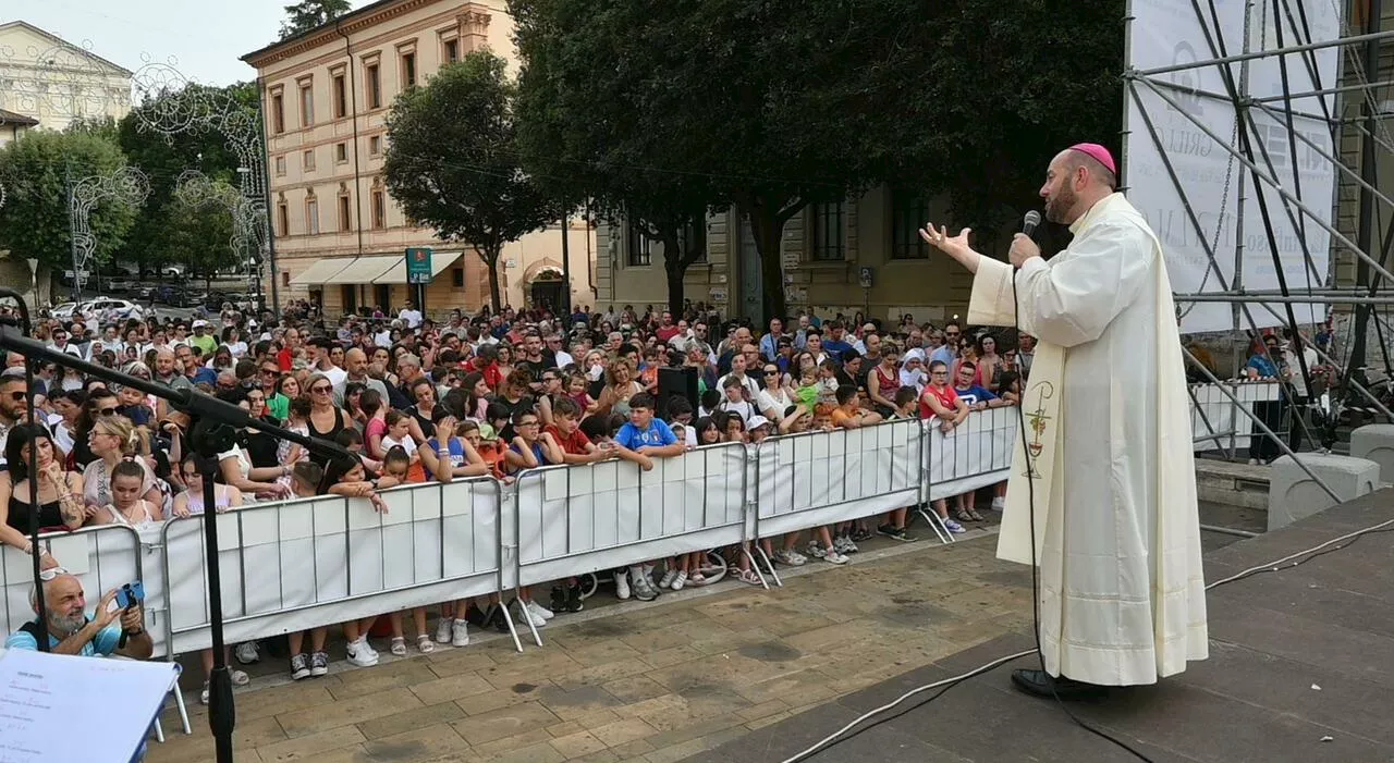 Rieti, Giugno Antoniano: folla per la benedizione dei bambinbi del vescovo Vito Piccinonna